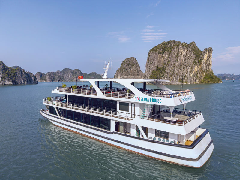Selina Day Cruise: Ha Long Bay with Sung Sot & Ti Top - A noon departure into Ha Long Bay