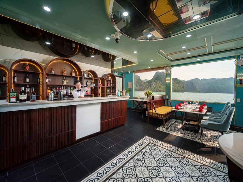 Selina Day Cruise: Ha Long Bay with Sung Sot & Ti Top - How guides shape a busy day
