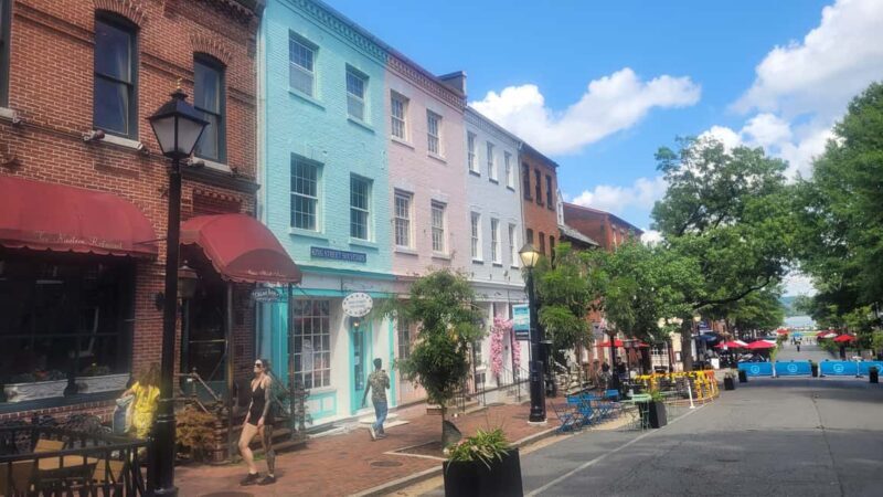 Semi-Private Walking Tour Old Town Alexandria & Carlyle - Walking Through the Historic Streets