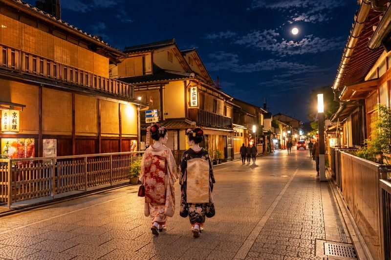Senbon Torii & 祇園花見小路通 One-day Night & Late Night Food Tour - A wide-ranging route from Osaka