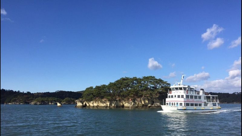 Sendai Three Scenic Views: Matsushima Bay Sightseeing Experience - Commentary gives the islands names