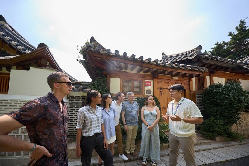 Seoul Bukchon Hanok & Gwangjang Market Half-Day Guided Tour - Gyeongbokgung adds the larger historical frame