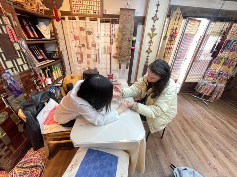 Seoul: Bukchon Tour with Local Storyteller and Crafts - Why Choose This Tour?