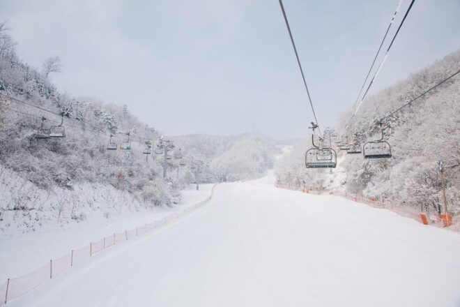 Seoul: Elysian Ski Resort & Eobi Ice Valley - Included Amenities and Equipment