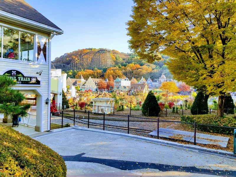 Seoul Gwangmyeong Cave & Everland Full-Day Tour with Tickets - Transfers, timing and price in practical terms