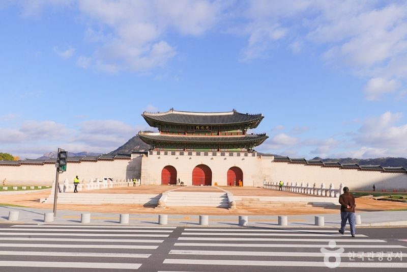 Seoul Gyeongbok Palace Half-Day Small Group Tour - A guide turns the buildings into a story