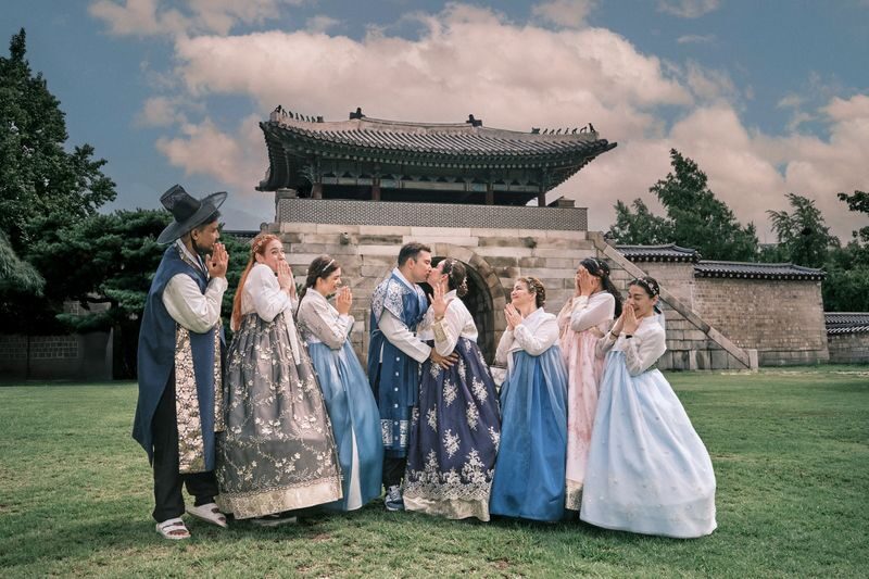 Seoul Gyeongbokgung Hanbok Photoshoot & Korean History Tour - Dressing for a royal afternoon