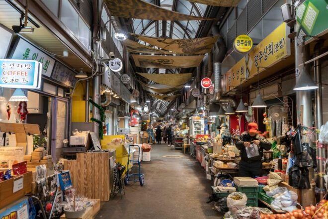 Seoul: Gyeongbokgung Palace Tour & Lunch at Authentic Market - Experience at Tongin Traditional Market