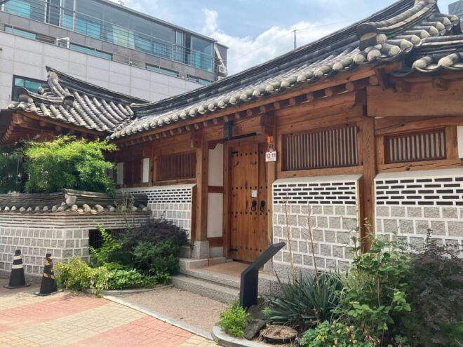 Seoul: Hanbok, Gyeongbokgung and Tongin Market Walking Tour - Hanbok Rental Details
