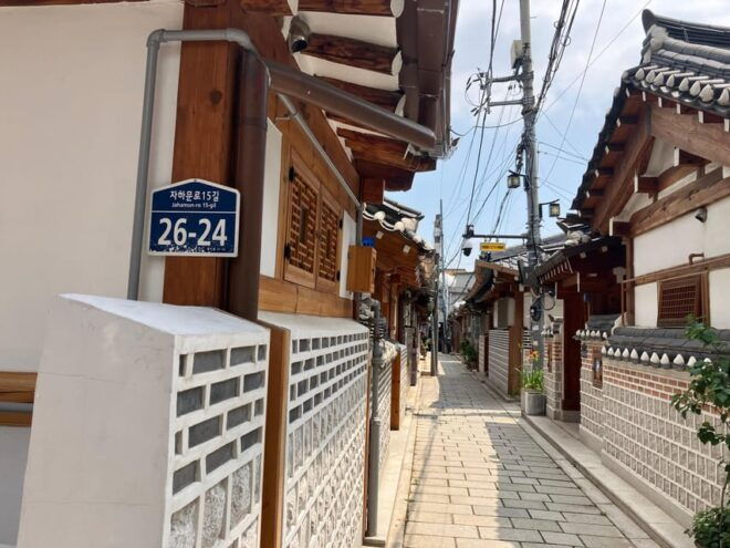 Seoul: Hanbok, Gyeongbokgung and Tongin Market Walking Tour - Gyeongbokgung Palace Visit