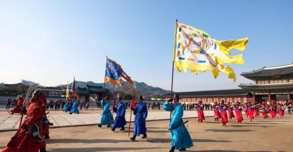 Seoul: Hanbok, Gyeongbokgung and Tongin Market Walking Tour - Exploring Tongin Market