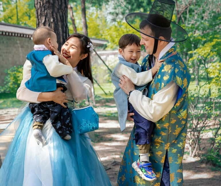 Seoul: Hanbok Photo Tour at Gyeongbokgung Palace - FAQ
