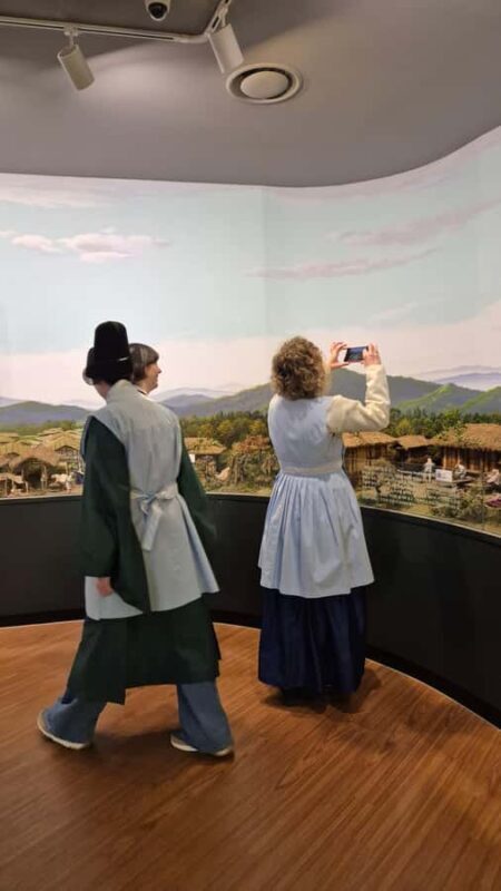 Seoul: Hidden Markets & Herbal Wellness Small Group Tour - Exploring Gyeongdong Market: The Heart of Korean Herbal Medicine