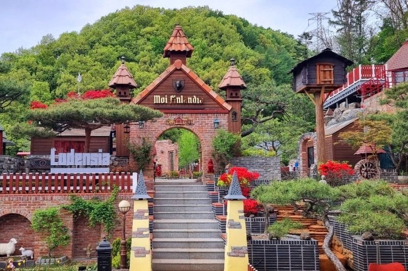 Seoul Hwadam Forest & Yeoju Ludencia Full-Day Tour - Winter brings strawberries instead of the closed forest