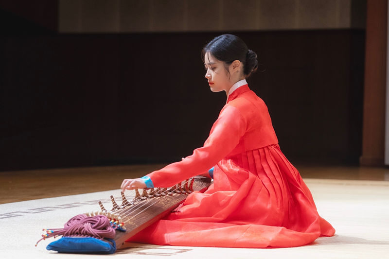 Seoul: Korean Traditional Culture - Gayageum Class with Hanbok - A first sound from the gayageum