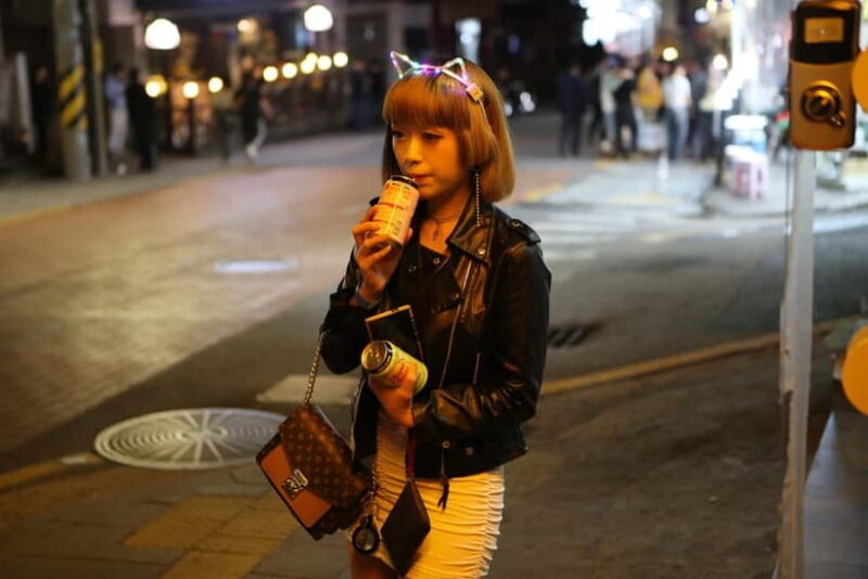 Seoul: LGBTQ+ Pub Crawl and Drag Show with Local Drag Queen - Guides and Group Dynamics