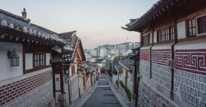 Seoul: Private Tour in French With a Korean Guide - Local Insights