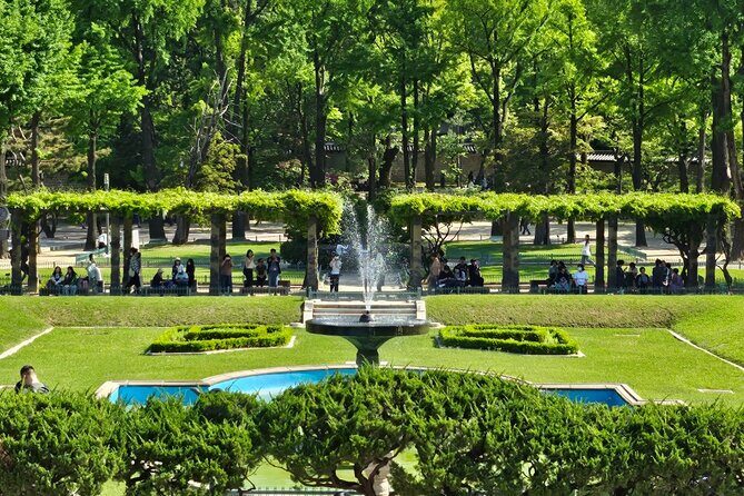 Seoul Walking Tour from Seongsu with Private Photos - Arcade Fun in Jongno