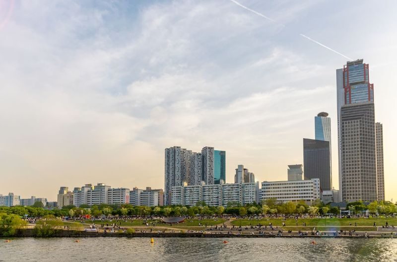 Seoul Yeouido Eland Hangang River Cruise - Seagulls, snacks, and the sound of the deck
