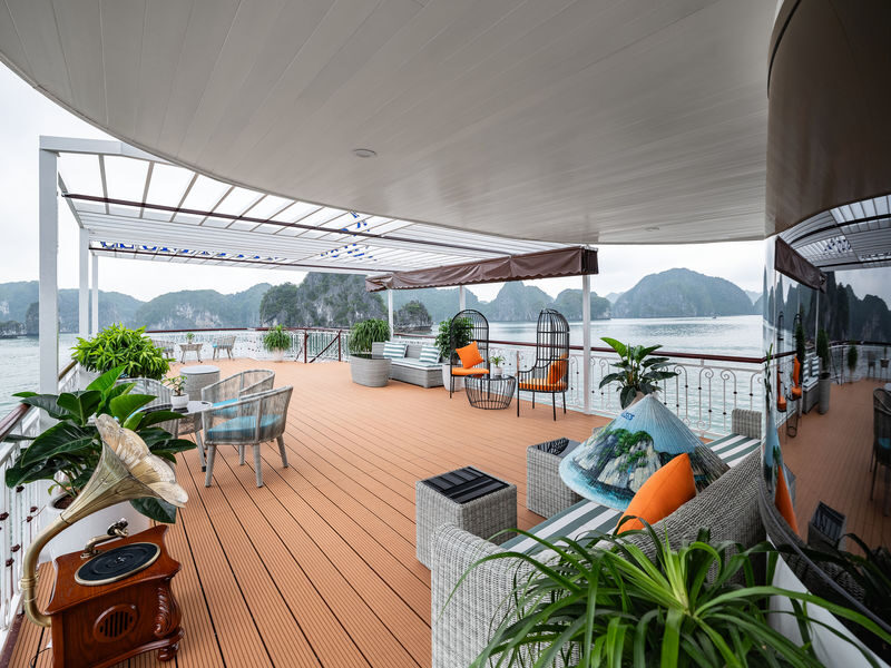Serenity Premium Day Cruise: Lan Ha Bay & Cat Ba - Lunch onboard: Vietnamese dishes and variable service
