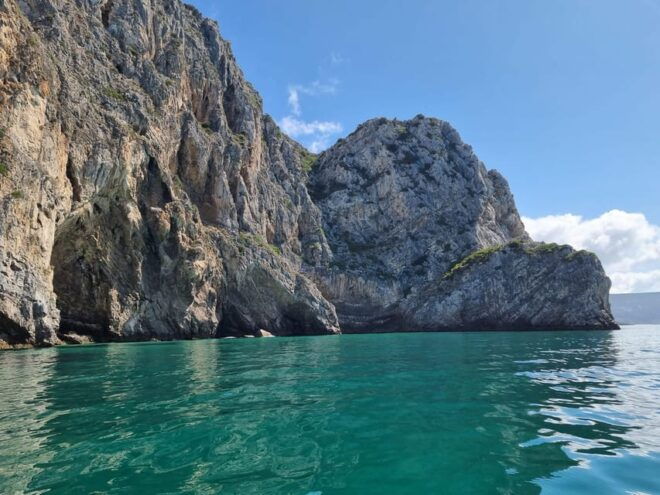 Sesimbra: Private Boat - Beach and Caves - Included Amenities