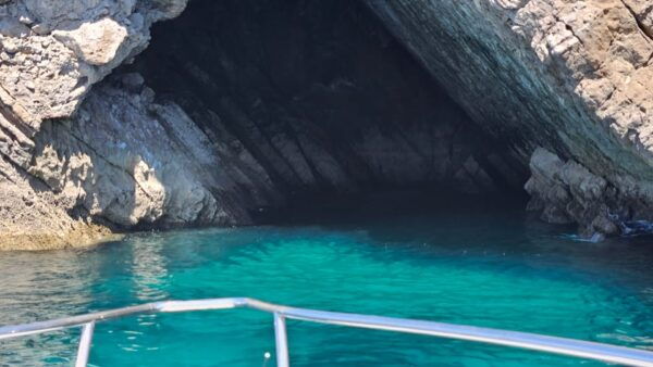 Sesimbra: Rote of Wonders/ Private Boat Tour Along the Cost - Meeting Point Location