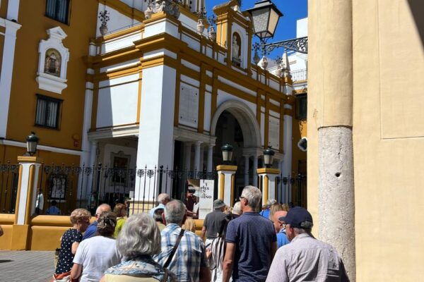 Sevilla: Dutch Walkingtour to Discover Seville - Exploring Santa Cruz