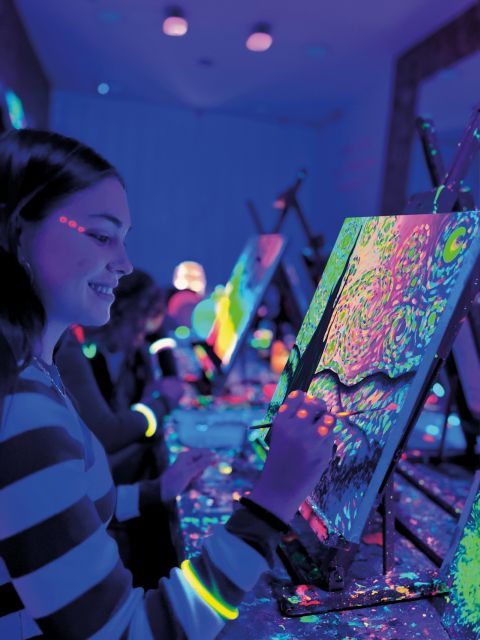 Sevilla: Wine Gogh Glow Academy Paint and Sip Classes - Inclusions