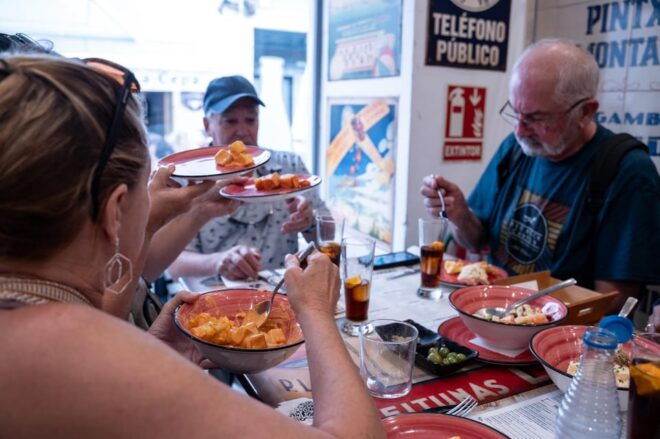 Seville Adventure: Historic Walking Tour & Traditional Tapas - Itinerary