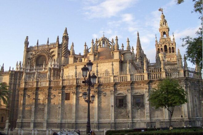 Seville: Cathedral, Giralda & Alcazar Entry With Guided Tour - Meeting Point and Rating
