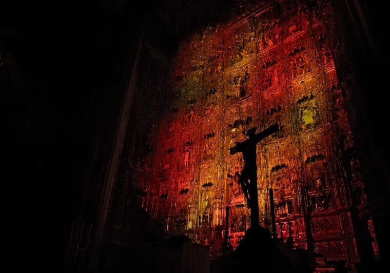 Seville: Cathedral of Seville Guided Night Tour & Light Show - Admiring Renowned Artworks