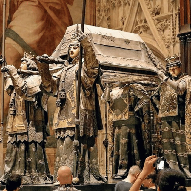 Seville: CATHEDRAL TINY GROUP SKIP THE LINE - Discovering the Iconic Giralda Bell Tower
