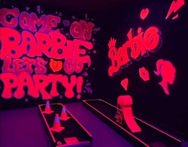 Seville: Indoor UV 15 Hole Minigolf Experience - Location and Accessibility