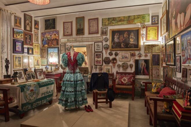 Seville: Las Dueñas Palace Ticket and Audioguide - Artistic Treasures on Display