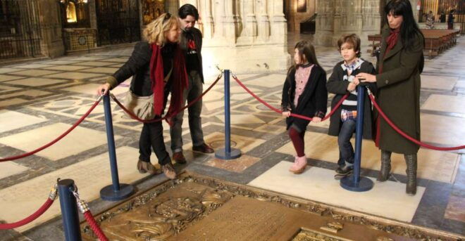 Seville: Royal Alcazar, Cathedral, and Giralda Tower Tour - Experience Description
