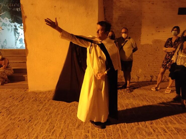 Seville: Triana Walking Tour With Historical Characters - Experience Highlights of the Walking Tour