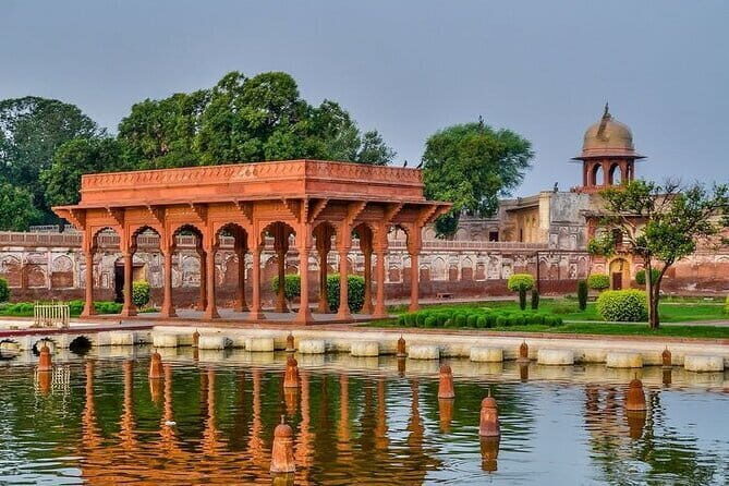 Shalimar Garden Private Tour and Wahga Border Flag Ceremony - Exploring the Wagah Border: A Patriotic Spectacle