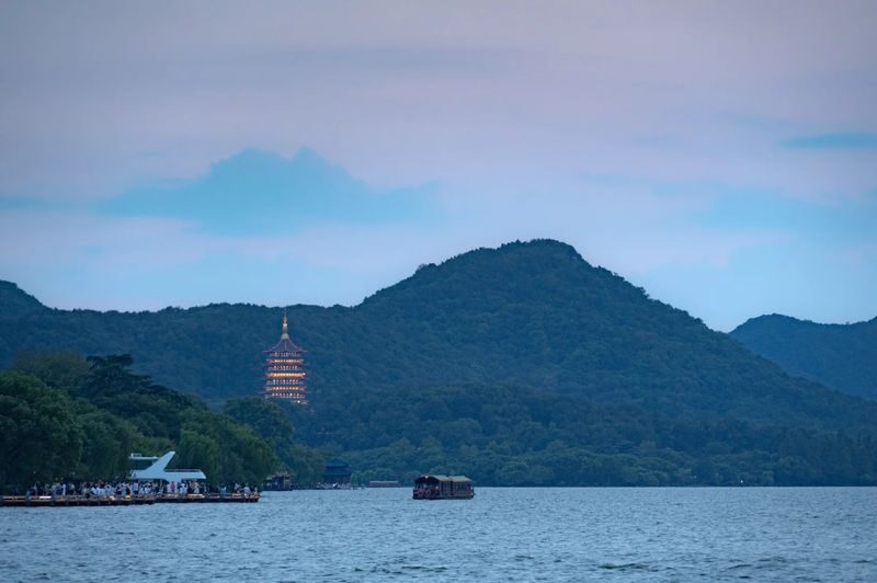 Shanghai + Hangzhou + Suzhou + Wuzhen 5-day 4-night group tour - A five-day sampler of gardens, canals and city icons