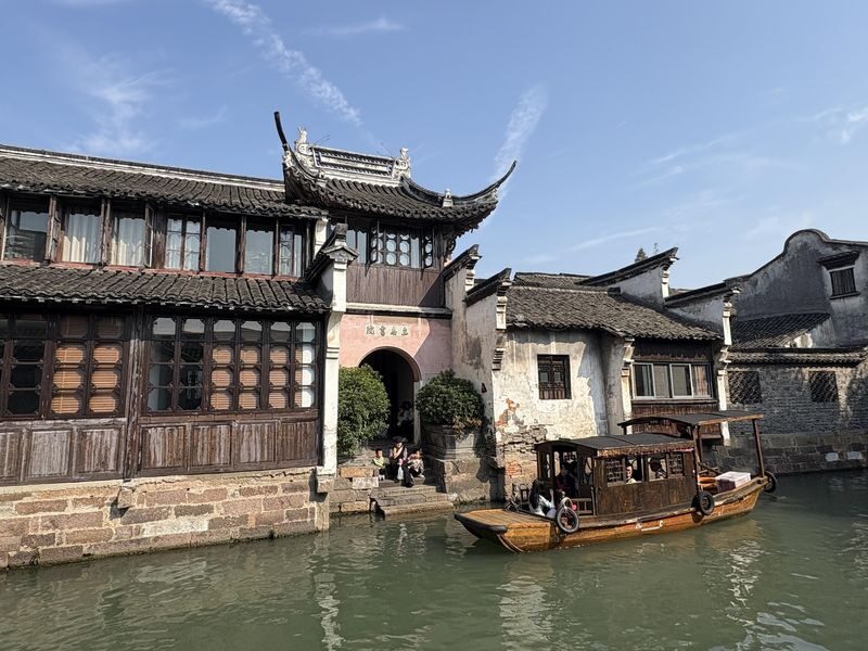 Shanghai Wuzhen Full-Day Private City Highlights Tour - A guide who looks after the group