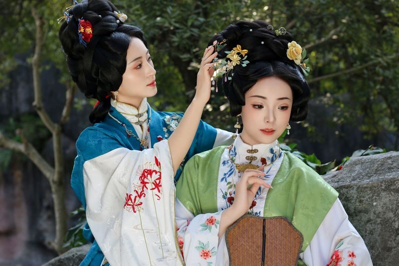 Shenzhen Hanfu photoshoot experience (clothing rental + ancient style makeup experience + optional photography photoshoot) - Handling the costume with care