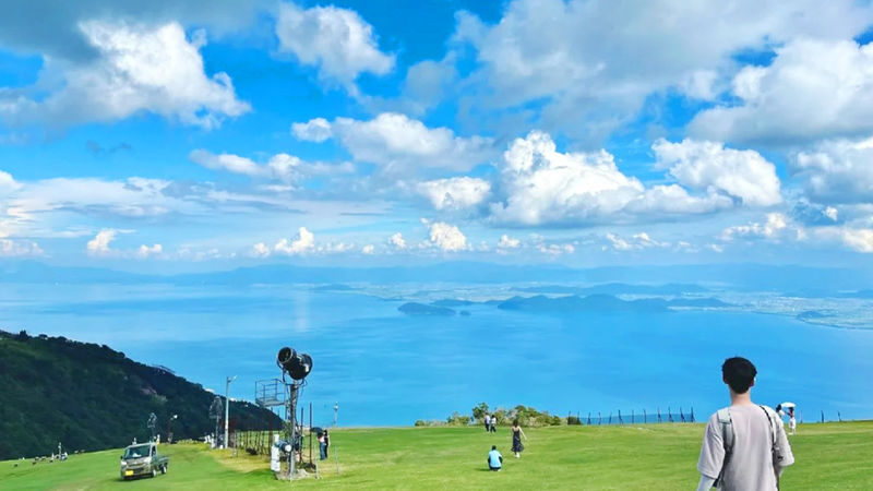 Shiga Lake Biwa Day Trip | Lake Biwa Observation Deck / Kyoto Sanzen-in Temple & Shirahige Shrine & La Collina Omihachiman - The bus makes a wide day possible, with less room to wander
