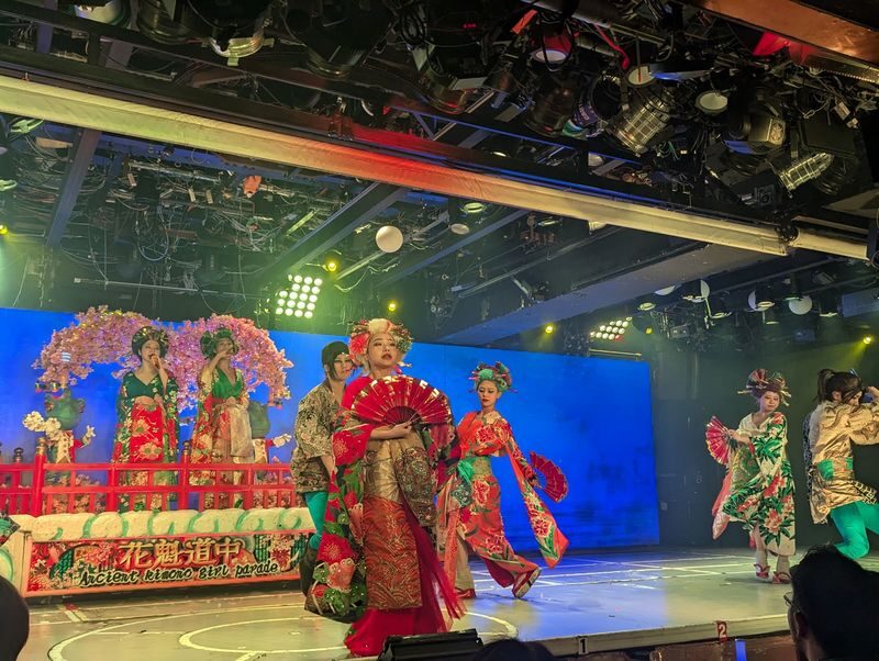 Shinjuku Samurai Show (including two drinks and Izakaya dinner) - The walk to MIRAIZAKA and the hot pot choice