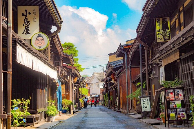 Shirakawago and Takayama Licensed Guide and Vehicle From Kanazawa - Japanese Yen Requirement