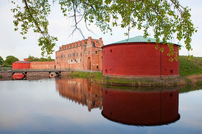 Short Malmo Tesla or Mercedes Experience  - Malmö - Audio Guide for City Learning