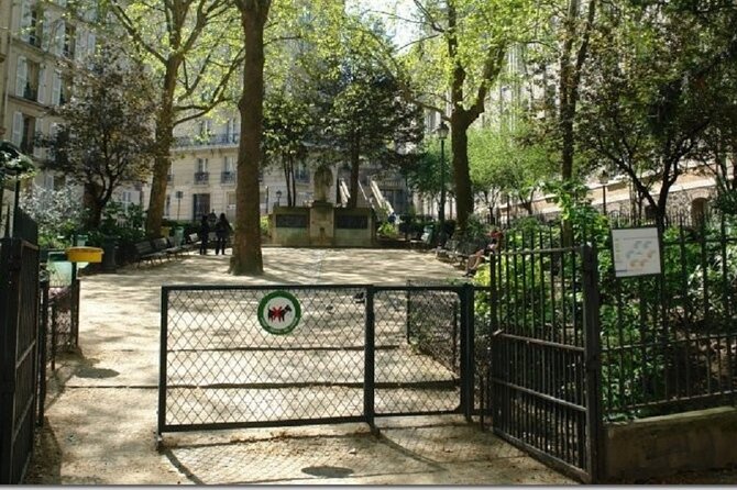 Show and Aperitif the Montmartre of Writers - Iconic Bookstores in Montmartre