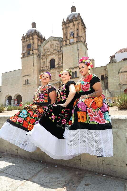 Show off your beauty wearing a typical Oaxacan costume + photo session - FAQs