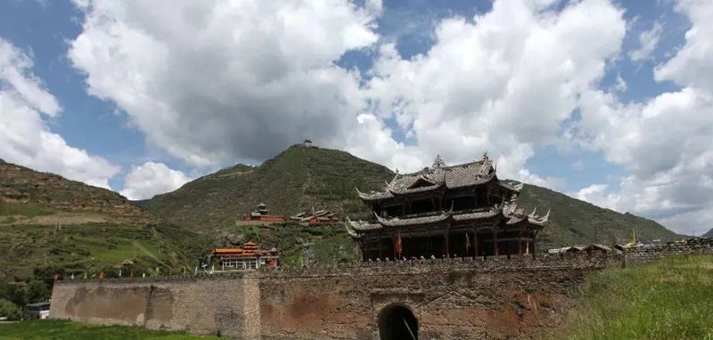 Sichuan Jiuzhaigou, Huanglong, Dujiangyan, and Panda Paradise 3-Day 2-Night Guided Tour (Land First Class) - What the price covers, and what it does not