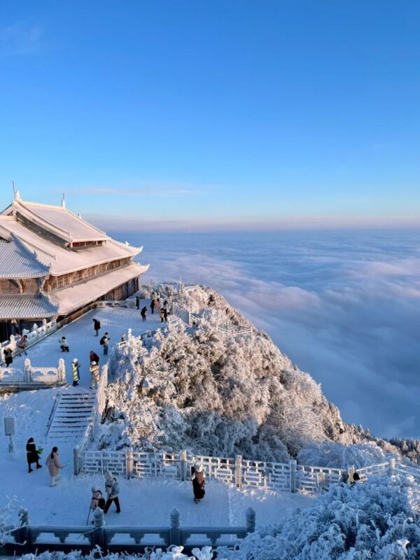 Sichuan Mount Emei Leshan Classic 2-Day Tour - Golden Summit: altitude, views and a lot of steps