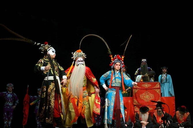 Sichuan Opera with face-changing at Sichuan opera theater - What to Expect from the Sichuan Opera Experience
