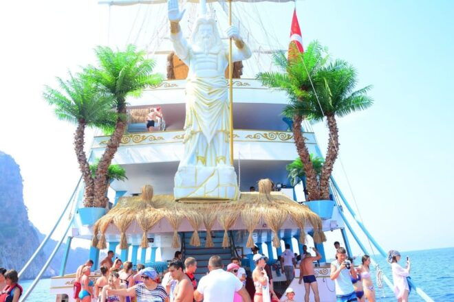 Side Harem Maldiv Yacht: Luxury Boat Tour - Activities in Alanya City